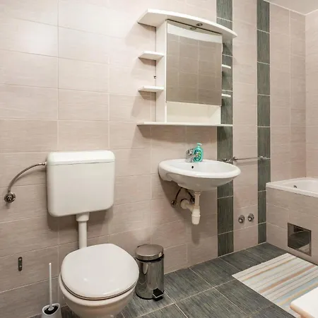 3 Bedroom Beautiful In 아파트 *