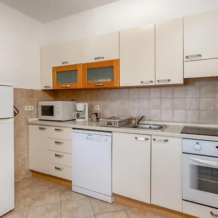 아파트 3 Bedroom Beautiful In Banjol