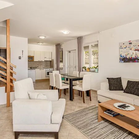 아파트 3 Bedroom Beautiful In Banjol