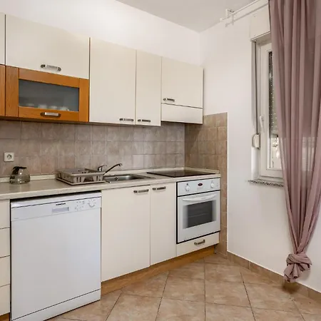 아파트 3 Bedroom Beautiful In Banjol