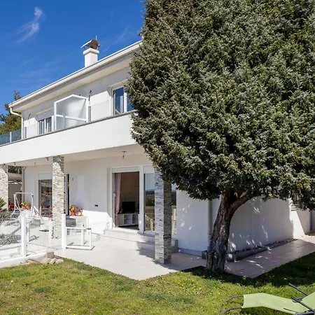 3 Bedroom Beautiful In * Banjol