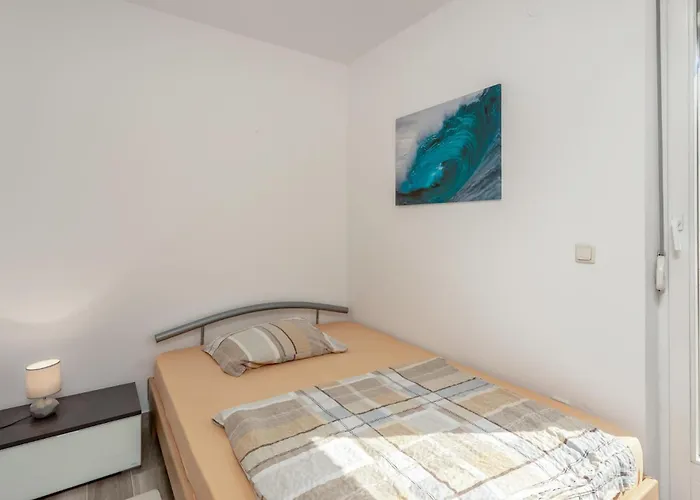 3 Bedroom Beautiful In Appartement Banjol