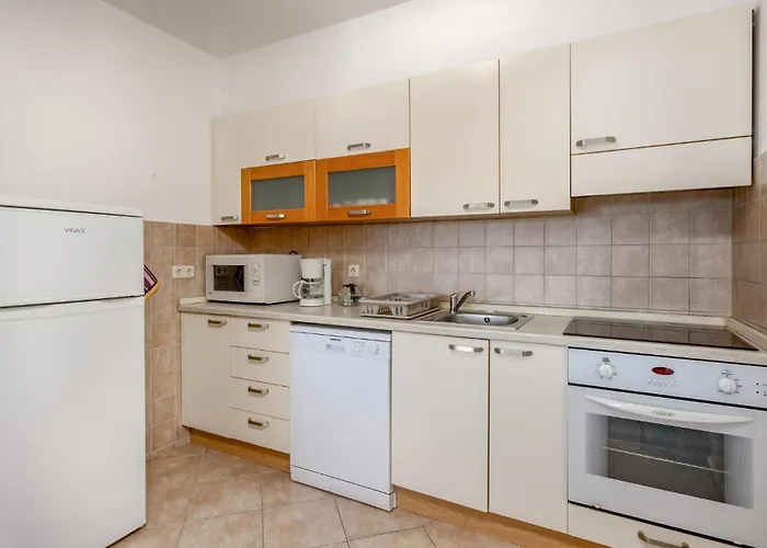 Appartement 3 Bedroom Beautiful In Banjol