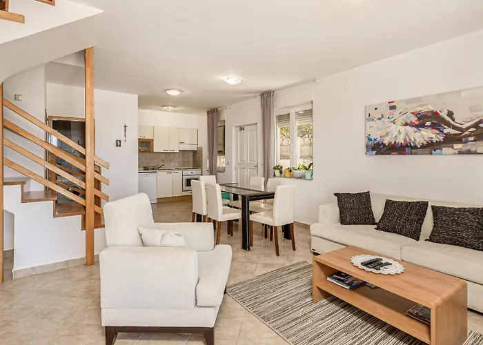 Appartement 3 Bedroom Beautiful In Banjol