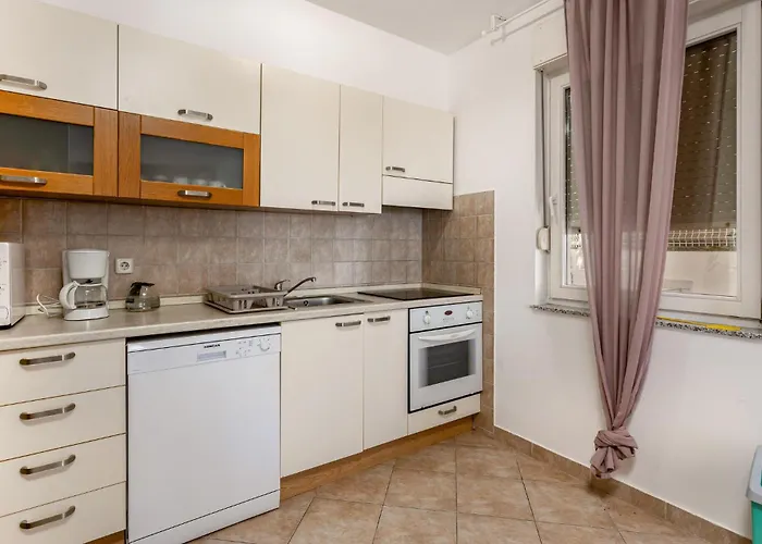 Appartement 3 Bedroom Beautiful In Banjol